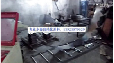 電水壺扇形料自動(dòng)化開(kāi)料，MT料架收放料，兩臺(tái)NC送料機(jī)，兩臺(tái)沖床連線自動(dòng)化開(kāi)料